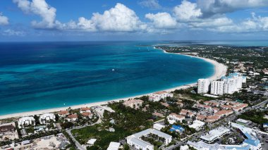 Deniz aşırı bölgelerdeki Providenciales 'teki Grace Körfezi Sahili Turks ve Caicos Adaları. Deniz Burnu Skyline. Şehir merkezi manzarası. Yaz Gezisi. Turks ve Caicos Adalarındaki Grace Bay Sahili. Yükseklik Binaları