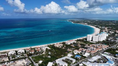 Deniz aşırı bölgelerdeki Providenciales 'teki Grace Körfezi Sahili Turks ve Caicos Adaları. Karayip silueti. Plaj manzarası. Highrise Binaları. Turks ve Caicos Adalarındaki Grace Bay Sahili. Doğa Arkaplanı
