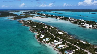 Turks ve Caicos, Birleşik Krallık 'ın deniz aşırı bölgelerindeki Providenciales' te Skyline 'da. Karayip silueti. Plaj manzarası. Mavi Suluboya 'nın tonları. Turks ve Caicos Skyline. Doğa Arkaplanı.