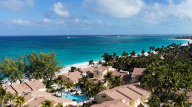 Nassau Bahama 'daki Cennet Adası' nda lahana kumsalı. Karayip silueti. Plaj manzarası. Highrise Binaları. Nassau Bahama 'daki Cennet Adası' ndaki lahana plajı. Doğa Arkaplanı.