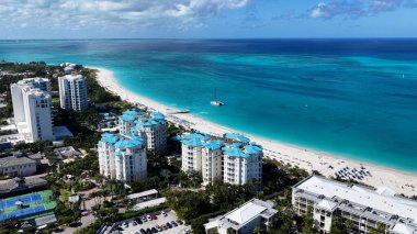 İngiltere 'nin denizaşırı bölgelerindeki Turks ve Caicos' taki Grace Körfezi 'nde. Çarpıcı şehir manzarası. Plaj manzarası. Highrise Binaları. Grace Körfezi Turks ve Caicos İngiltere. Karayip Arkaplanı.