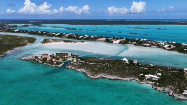 Turks ve Caicos, Birleşik Krallık 'ın deniz aşırı bölgelerindeki Providenciales' te Skyline 'da. Karayip silueti. Plaj manzarası. Mavi Suluboya 'nın tonları. Turks ve Caicos Skyline. Doğa Arkaplanı.