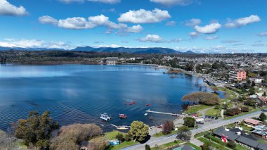 Villarrica Los Rios Şili 'deki sahil şehri. Şehir merkezinin modern binalarla dolup taşması. İş Bulutları Gökyüzü Şehir Merkezi. Özgeçmişleri meşhurdur. Villarrica Los Rios.
