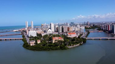 Recife Pernambuco Brazil 'deki tarihi binalar. İnanılmaz Skysraper 'lar ve caddedeki trafik yukarıdan izleniyor. Cennet Adası Skyline Idyllic Güzeli. Cennet Adası Denizi. Recife Pernambuco.
