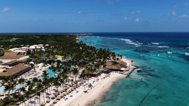 Playa Blanca Plajı Punta Cana 'da La Altagracia Dominik Cumhuriyeti' nde. Paradisiac Peyzaj. Sahildeki Resorts 'ta. Seyahat belgesi. Playa Blanca Plajı Punta Cana Dominik Cumhuriyeti.