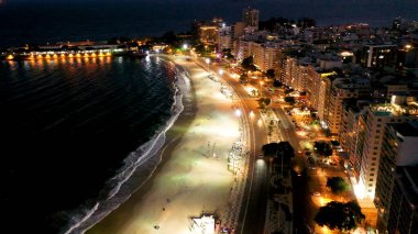 Rio de Janeiro Brezilya 'daki Copacabana Plajı. Çağdaş binalarla dolu şehir merkezinin havadan görünüşü. Şehir merkezindeki Gece Otobanı Yolu. Şehir merkezinde bir gece. Rio de Janeiro Brezilya.