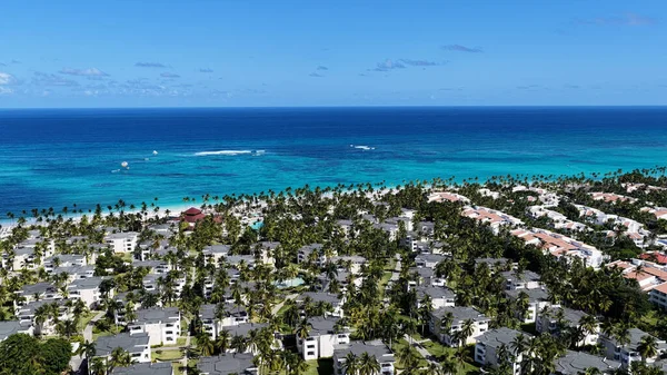 La Altagracia Dominik Cumhuriyeti 'ndeki Punta Cana' da Bavaro Skyline. Paradisiac Peyzaj. Sahildeki Resorts 'ta. Seyahat belgesi. Punta Cana 'daki Bavaro Skyline Dominik Cumhuriyeti.
