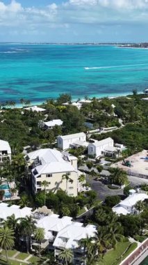 İngiltere 'nin Turks ve Caicos kentlerindeki Providenciales' teki Grace Bay Sahili. Plaj manzarası. Mavi Suluboya 'nın tonları. Seyahat güzergahı. Turks ve Caicos 'taki Grace Bay Sahili. Doğa Deniz Burnu.