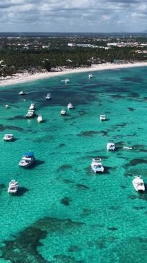 Punta Cana Skyline Punta Cana Dominik Cumhuriyeti 'nde Bavaro' da. Karayip silueti. Plaj manzarası. Resorts Binaları. Punta Cana Skyline, Bavaro, Punta Cana Dominik Cumhuriyeti. Doğa Arkaplanı.