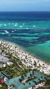 Punta Cana Skyline Punta Cana Dominik Cumhuriyeti 'nde Bavaro' da. Karayip silueti. Plaj manzarası. Resort Scenery 'de. Punta Cana Skyline, Bavaro, Punta Cana Dominik Cumhuriyeti. Doğa Palmiye Ağaçları.