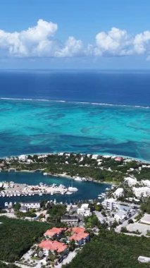 İngiltere 'nin denizaşırı bölgelerindeki Turks ve Caicos adalarındaki mercan kayalıkları. Plaj manzarası. Mavi Suluboya 'nın tonları. Seyahat güzergahı. Türklerdeki Mercan Kayalıkları ve İngiltere 'deki Caicos Adaları. Doğa Deniz Burnu.