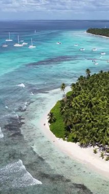 La Altagracia Dominik Cumhuriyeti 'ndeki Punta Cana' da Saona Adası. Plaj manzarası. Mavi Suluboya 'nın tonları. Seyahat güzergahı. Punta Cana 'daki Saona Adası Dominik Cumhuriyeti. Doğa Beyaz Kum Kumsalı.