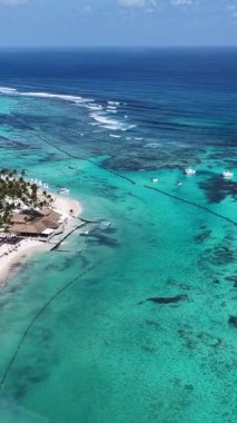 Playa Blanca Plajı Punta Cana 'da La Altagracia Dominik Cumhuriyeti' nde. Plaj manzarası. Şehir merkezinde. Seyahat güzergahı. Playa Blanca Plajı Punta Cana 'da La Altagracia Dominik Cumhuriyeti.