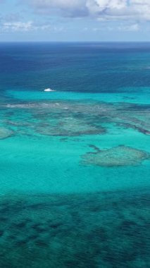 Deniz aşırı bölgelerdeki Providenciales 'teki Grace Körfezi Sahili Turks ve Caicos Adaları. Deniz Burnu Skyline. Şehir merkezi manzarası. Yaz Gezisi. Turks ve Caicos Adalarındaki Grace Bay Sahili. Yükseklik Binaları