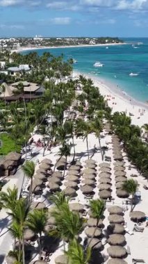 Punta Cana Skyline Punta Cana Dominik Cumhuriyeti 'nde Bavaro' da. Karayip silueti. Plaj manzarası. Doğa Deniz Burnu. Punta Cana Skyline, Bavaro, Punta Cana Dominik Cumhuriyeti. Manzara Palmiye Ağaçları.