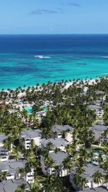 Punta Cana Skyline Punta Cana Dominik Cumhuriyeti 'nde Bavaro' da. Karayip silueti. Plaj manzarası. Resorts Binaları. Punta Cana Skyline, Bavaro, Punta Cana Dominik Cumhuriyeti. Doğa Arkaplanı.