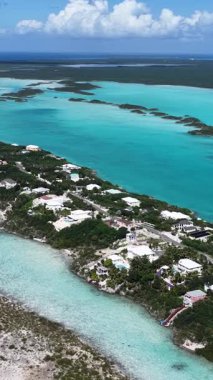 Turks ve Caicos İngiltere 'deki Chalk Sound Ulusal Parkı' ndaki lüks ada. Plaj manzarası. Mavi Suluboya 'nın tonları. Seyahat güzergahı. Chalk Sound Ulusal Parkı 'ndaki lüks ada. Doğa Deniz Burnu.
