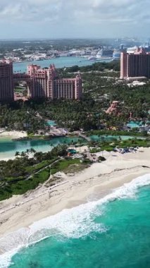 Nassau Bahama 'daki Cennet Adası' ndaki Atlantis Oteli. Plaj manzarası. Resort Scenery 'de. Şehir merkezinde. Nassau Bahamalar 'daki Atlantis Oteli. Karayip Arkaplanı.