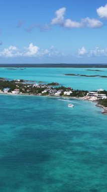 Turks ve Caicos İngiltere 'nin deniz aşırı bölgelerindeki Providenciales' te Skyline 'da. Karayip silueti. Plaj manzarası. Mavi Suluboya 'nın tonları. 
