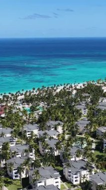 Punta Cana Skyline Punta Cana Dominik Cumhuriyeti 'nde Bavaro' da. Karayip silueti. Plaj manzarası. Doğa Deniz Burnu. Punta Cana Skyline, Bavaro, Punta Cana Dominik Cumhuriyeti. Manzara Palmiye Ağaçları.
