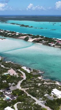 Denizaşırı Topraklar Türkleri ve Caicos Adaları 'ndaki Tebeşir Sesi. Plaj manzarası. Mavi Suluboya 'nın tonları. Seyahat güzergahı. Tebeşir Sesi Providenciales 'te. Doğa Deniz Burnu.