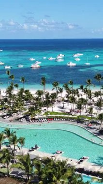 Punta Cana Skyline Punta Cana Dominik Cumhuriyeti 'nde Bavaro' da. Karayip silueti. Plaj manzarası. Resorts Binaları. Punta Cana Skyline, Bavaro, Punta Cana Dominik Cumhuriyeti. Doğa Arkaplanı.