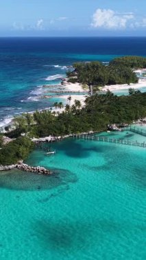 Bahamalar New Providence Bahamalar 'da Nassau' da Skyline. Karayip silueti. Plaj manzarası. Mavi Suluboya 'nın tonları. Bahamalar Nassau 'da, Bahamalar' da, Bahamalar 'da. Doğa Arkaplanı.