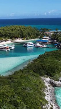 Bahamalar New Providence Bahamalar 'da Nassau' da Skyline. Karayip silueti. Plaj manzarası. Mavi Suluboya 'nın tonları. Bahamalar Nassau 'da, Bahamalar' da, Bahamalar 'da. Doğa Arkaplanı.