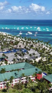 La Altagracia Dominik Cumhuriyeti 'ndeki Punta Cana' da Turkuaz Plajı. Plaj manzarası. Şehir merkezinde. Seyahat güzergahı. Punta Cana 'daki Turkuaz Plajı La Altagracia Dominik Cumhuriyeti.