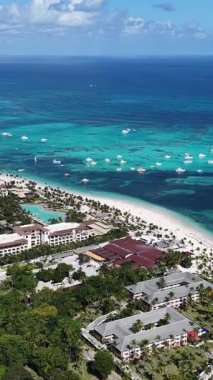 La Altagracia Dominik Cumhuriyeti 'ndeki Punta Cana' da Bavaro Skyline. Paradisiac Peyzaj. Sahildeki Resorts 'ta. Seyahat belgesi. Punta Cana 'daki Bavaro Skyline Dominik Cumhuriyeti.