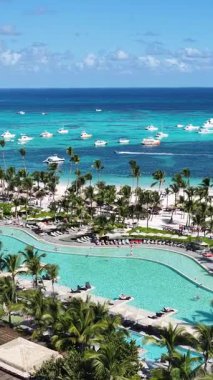 Punta Cana Skyline Punta Cana Dominik Cumhuriyeti 'nde Bavaro' da. Karayip silueti. Plaj manzarası. Doğa Deniz Burnu. Punta Cana Skyline, Bavaro, Punta Cana Dominik Cumhuriyeti. Manzara Palmiye Ağaçları.
