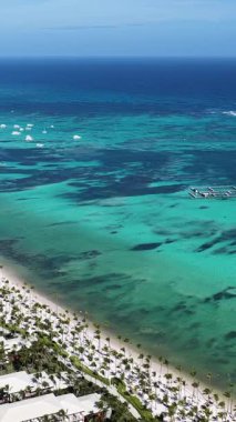 La Altagracia Dominik Cumhuriyeti 'ndeki Punta Cana' da Bavaro Plajı. Paradisiac Peyzaj. Sahildeki Resorts 'ta. Seyahat belgesi. Punta Cana 'daki Bavaro Plajı La Altagracia Dominik Cumhuriyeti.