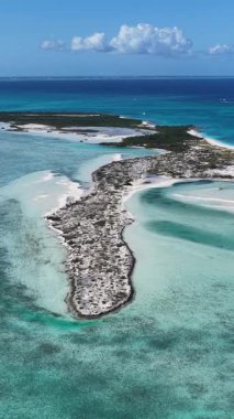 Turks ve Caicos İngiltere 'nin deniz aşırı bölgelerindeki Providenciales' te Skyline 'da. Karayip silueti. Plaj manzarası. Mavi Suluboya 'nın tonları. 