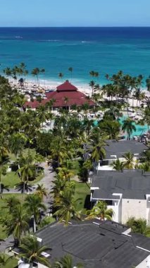 La Altagracia Dominik Cumhuriyeti 'ndeki Punta Cana' da Turkuaz Plajı. Plaj manzarası. Şehir merkezinde. Seyahat güzergahı. Punta Cana 'daki Turkuaz Plajı La Altagracia Dominik Cumhuriyeti.