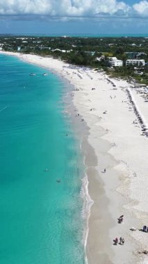 Deniz aşırı bölgelerdeki Providenciales 'teki Grace Körfezi Sahili Turks ve Caicos Adaları. Karayip Sahili. Tropik Manzara. Çarpıcı Yükseliş Binaları. Turks ve Caicos Adalarındaki Grace Körfezi Sahili.