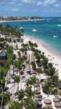 La Altagracia Dominik Cumhuriyeti 'ndeki Punta Cana' da Bavaro Skyline. Paradisiac Peyzaj. Sahildeki Resorts 'ta. Seyahat belgesi. Punta Cana 'daki Bavaro Skyline Dominik Cumhuriyeti.