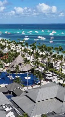 La Altagracia Dominik Cumhuriyeti 'ndeki Punta Cana' da Bavaro Skyline. Paradisiac Peyzaj. Sahildeki Resorts 'ta. Seyahat belgesi. Punta Cana 'daki Bavaro Skyline Dominik Cumhuriyeti.