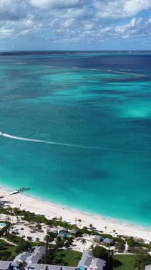 İngiltere 'nin denizaşırı bölgelerindeki Turks ve Caicos adalarında Grace Körfezi Sahili. Deniz Burnu Skyline. Şehir merkezi manzarası. Yaz Gezisi. Turks ve Caicos İngiltere 'deki Grace Bay Sahili. Yükseklik Binaları.