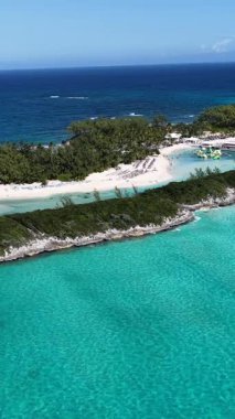 New Providence Bahamalar 'daki Nassau' daki Mavi Göl Adası. Plaj manzarası. Mavi Suluboya 'nın tonları. Seyahat güzergahı. New Providence Bahamalar 'daki Nassau' daki Mavi Göl Adası. Doğa Deniz Burnu.