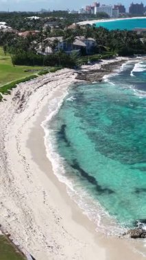 Nassau Bahama 'daki Cennet Adası' nda lahana kumsalı. Plaj manzarası. Şehir merkezinde. Seyahat güzergahı. Nassau Bahama 'daki Cennet Adası' ndaki lahana plajı. Doğa Deniz Burnu.