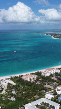 Deniz aşırı bölgelerdeki Providenciales 'teki Grace Körfezi Sahili Turks ve Caicos Adaları. Karayip silueti. Plaj manzarası. Highrise Binaları. Turks ve Caicos Adalarındaki Grace Bay Sahili. Doğa Arkaplanı