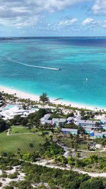 İngiltere 'nin denizaşırı bölgelerindeki Turks ve Caicos' taki Grace Körfezi 'nde. Karayip silueti. Plaj manzarası. Highrise Binaları. İngiltere 'deki Grace Körfezi. Doğa Arkaplanı