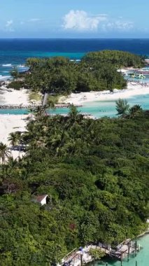 New Providence Bahamalar 'daki Nassau' daki Mavi Göl Adası. Plaj manzarası. Mavi Suluboya 'nın tonları. Seyahat güzergahı. New Providence Bahamalar 'daki Nassau' daki Mavi Göl Adası. Doğa Deniz Burnu.