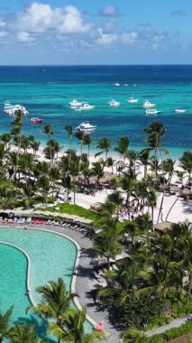 Punta Cana Skyline Punta Cana Dominik Cumhuriyeti 'nde Bavaro' da. Karayip silueti. Plaj manzarası. Doğa Deniz Burnu. Punta Cana Skyline, Bavaro, Punta Cana Dominik Cumhuriyeti. Manzara Palmiye Ağaçları.