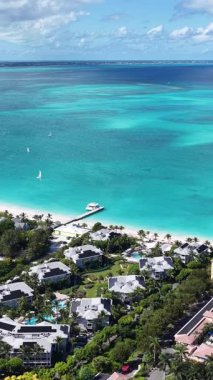 İngiltere 'nin denizaşırı bölgelerindeki Turks ve Caicos' taki Grace Körfezi 'nde. Çarpıcı şehir manzarası. Plaj manzarası. Highrise Binaları. Grace Körfezi Turks ve Caicos İngiltere. Karayip Arkaplanı.