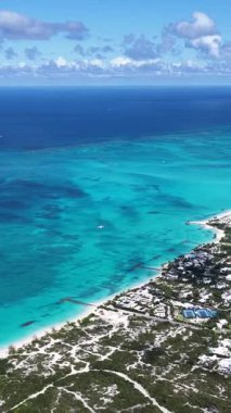 Deniz aşırı bölgelerdeki Providenciales 'teki Grace Körfezi Sahili Turks ve Caicos Adaları. Karayip Sahili. Tropik Manzara. Çarpıcı Yükseliş Binaları. Turks ve Caicos Adalarındaki Grace Körfezi Sahili.