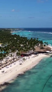 Playa Blanca Plajı Punta Cana 'da La Altagracia Dominik Cumhuriyeti' nde. Paradisiac Peyzaj. Sahildeki Resorts 'ta. Seyahat belgesi. Playa Blanca Plajı Punta Cana Dominik Cumhuriyeti.