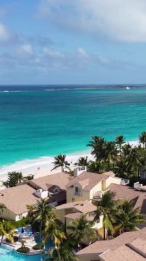 Nassau Bahama 'daki Cennet Adası' nda lahana kumsalı. Karayip silueti. Plaj manzarası. Highrise Binaları. Nassau Bahama 'daki Cennet Adası' ndaki lahana plajı. Doğa Arkaplanı.