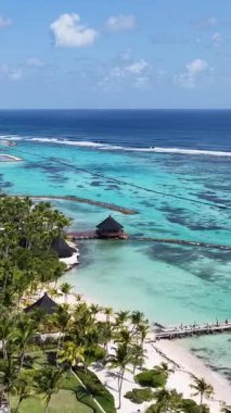 Punta Cana Skyline La Altagracia Dominik Cumhuriyeti 'ndeki Punta Cana' da. Karayip silueti. Plaj manzarası. Doğa Deniz Burnu. Punta Cana Skyline, La Altagracia Dominik Cumhuriyeti 'nde. Manzara Palmiye Ağaçları.
