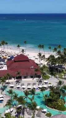 La Altagracia Dominik Cumhuriyeti 'ndeki Punta Cana' da Bavaro Skyline. Paradisiac Peyzaj. Sahildeki Resorts 'ta. Seyahat belgesi. Punta Cana 'daki Bavaro Skyline Dominik Cumhuriyeti.